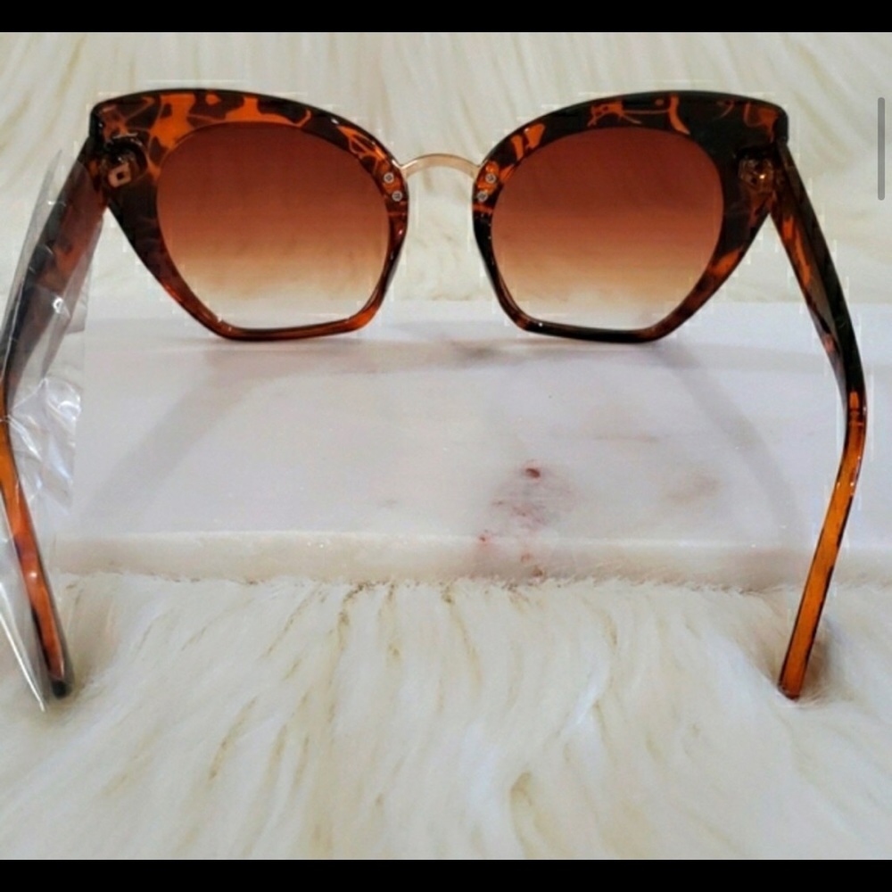 New Leopard Cat Eye SunGlasses with Gold Accents - Picture 5 of 7